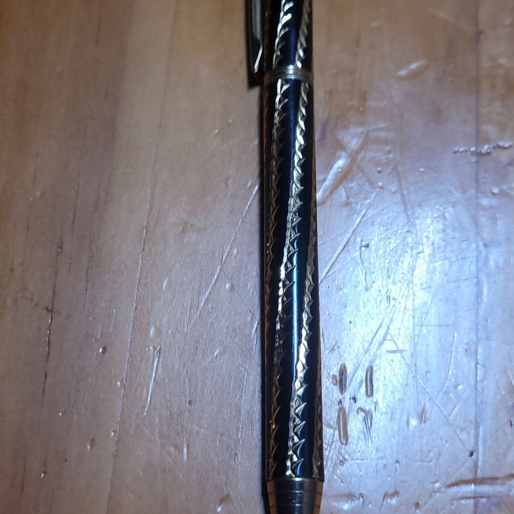 Elegant Black and Gold Pen